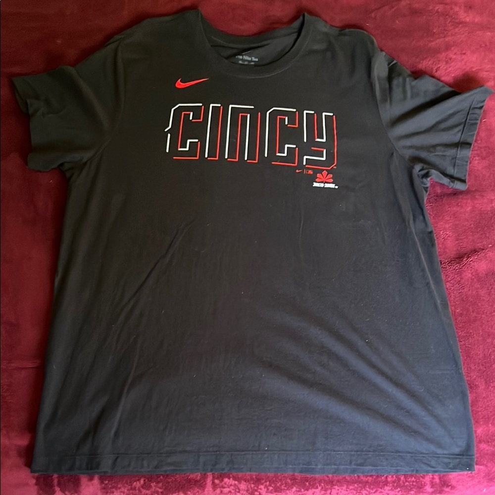 Nike Men's Black and Red Cincinnati Reds T shirt